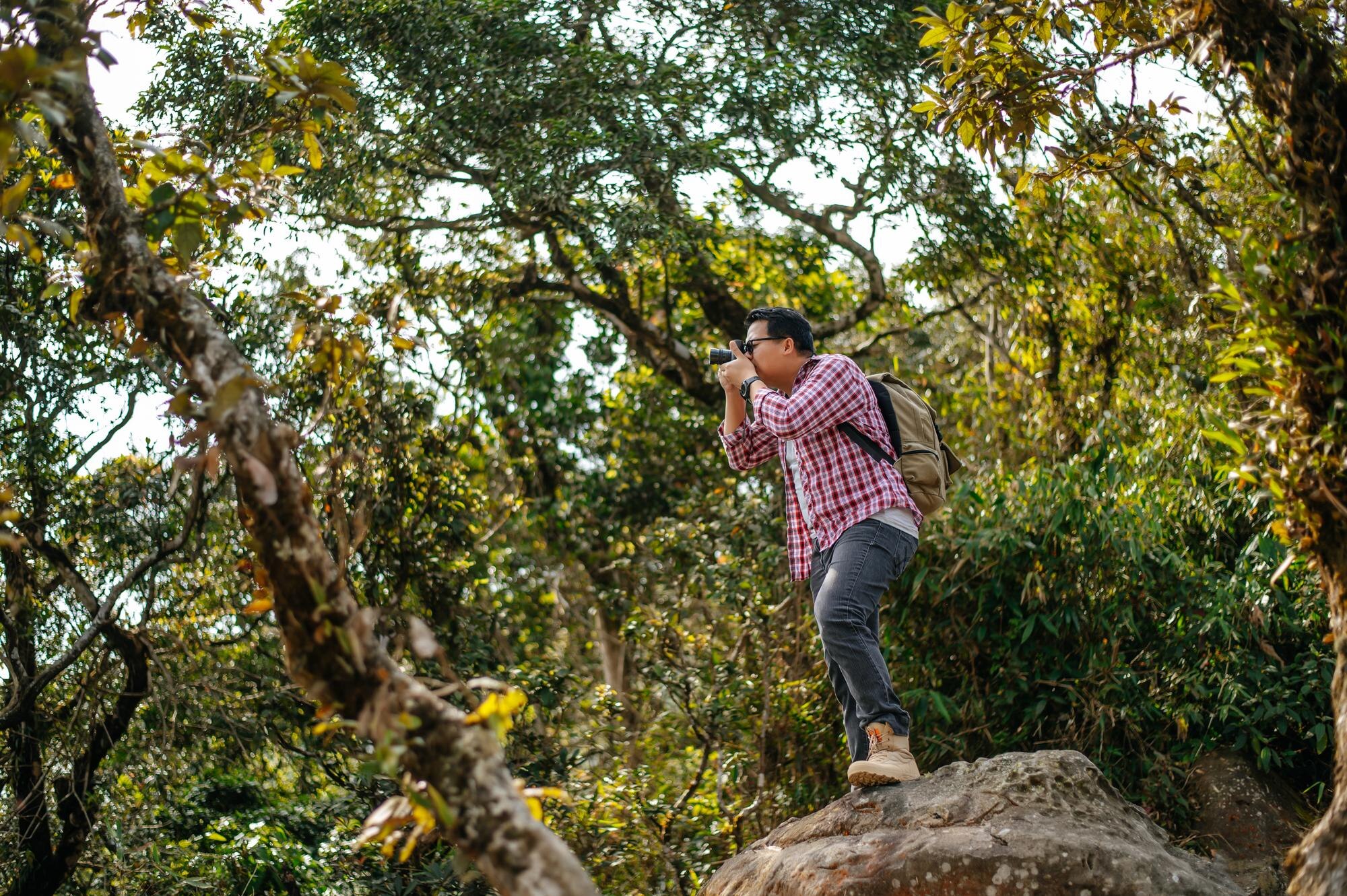 Senderista en sendero montaña Colombia